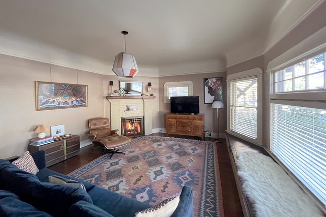 Building Photo - Well-Appointed Naglee Park Historic Home