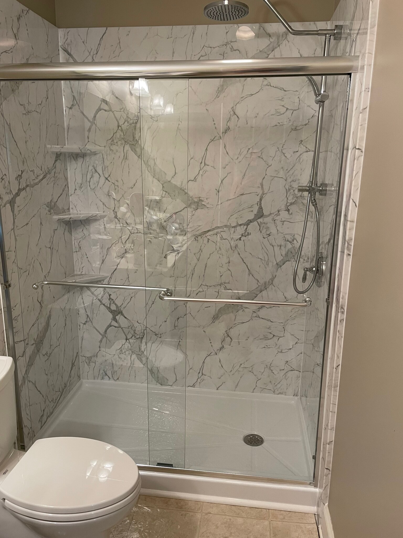 Master bathroom - 205 South Pointe Dr