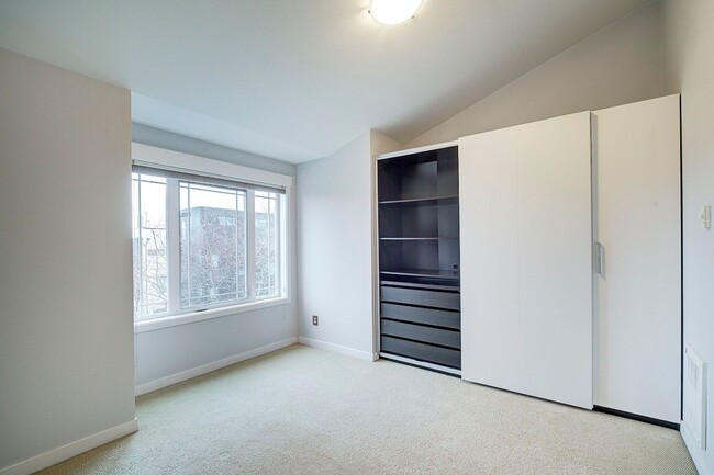 Building Photo - 2Bd/2.5Ba Seattle Townhouse