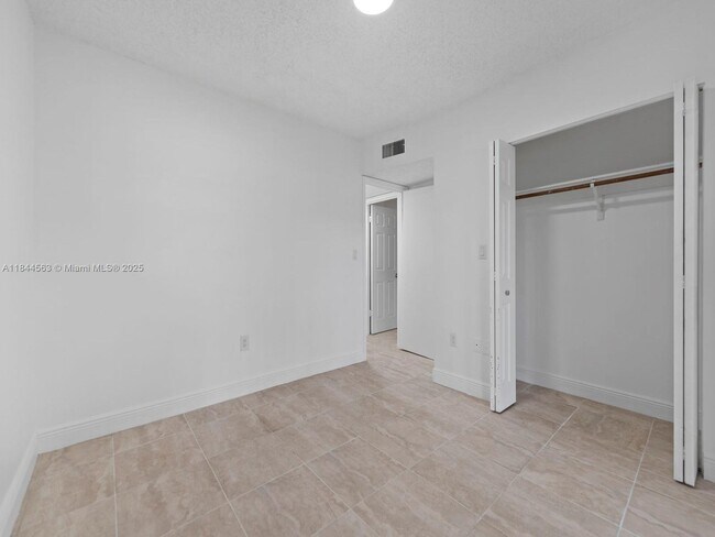 Building Photo - 15391 S Dixie Hwy