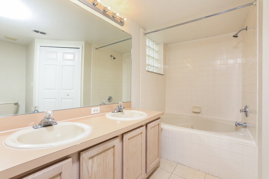 Building Photo - 4208 Forest Island Dr