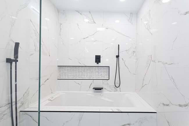 Building Photo - 8545 Casa Del Lago