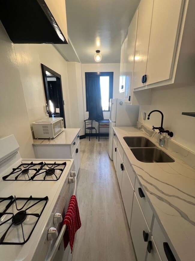 Building Photo - Modern Downtown Long Beach Studio | Utilities Included