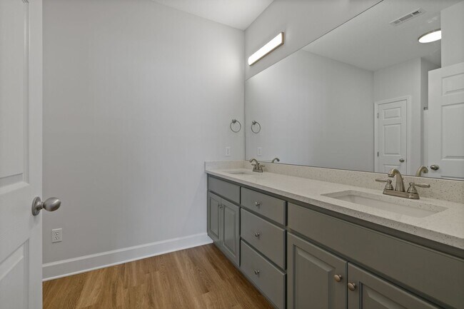 Building Photo - New Luxury Townhouse