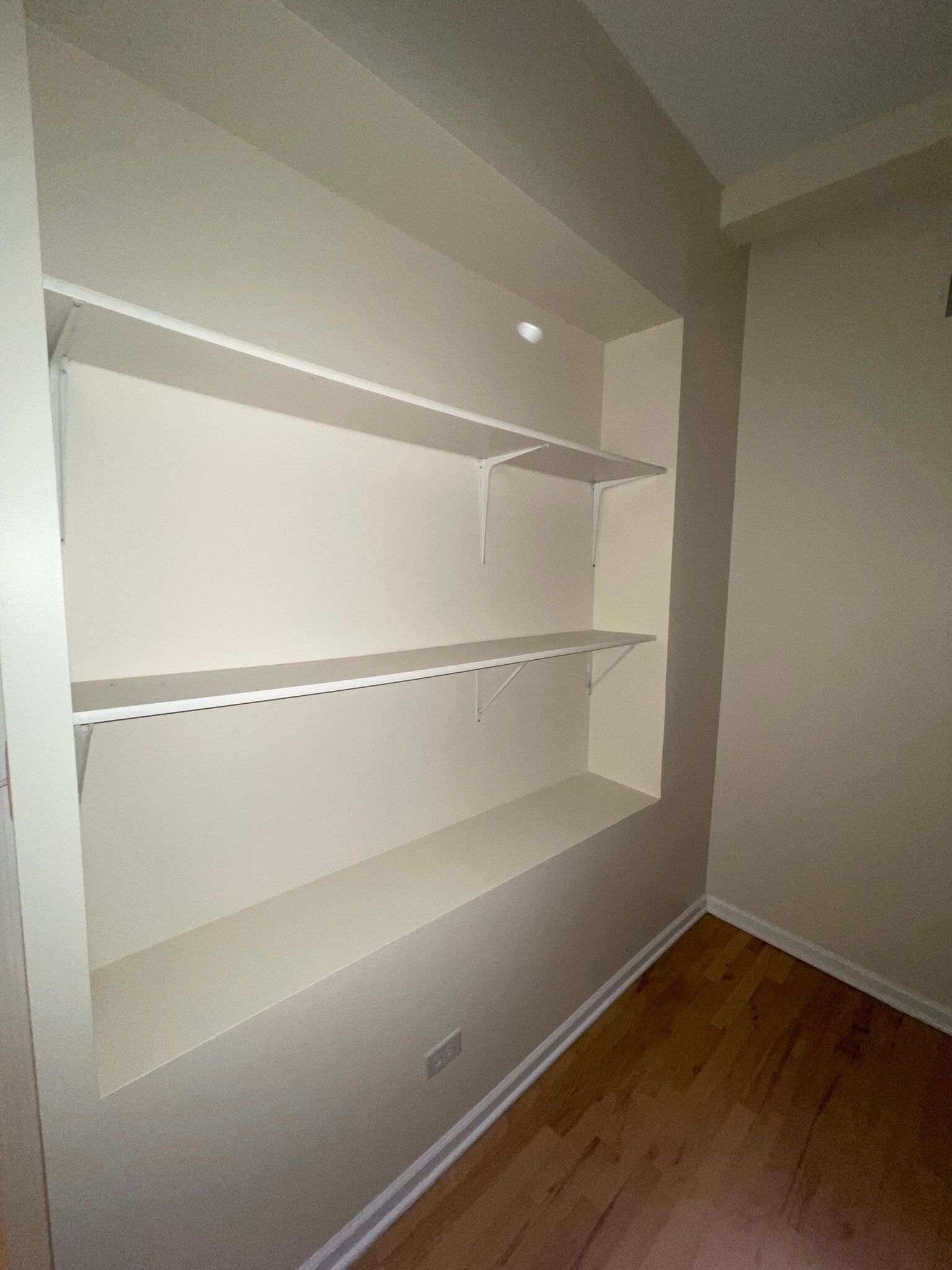 Building Photo - 5120 N Kenmore Ave