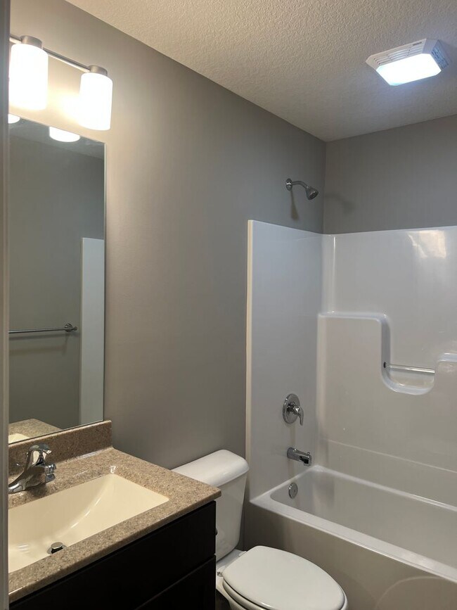 Building Photo - 400 Redwood Dr
