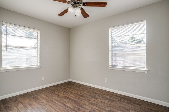 Building Photo - Charming 2-Bedroom Duplex- Recently Updated!