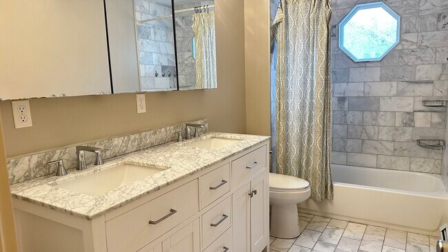 Building Photo - 39 Snow St