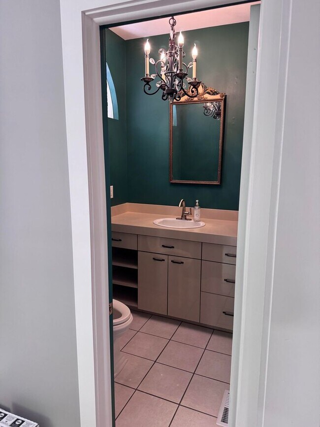 Building Photo - Historical Duplex - Spacious 3 Bedroom, 2.5 Bath Duplex with fenced in private patio.