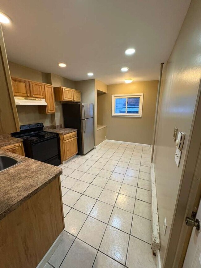 Building Photo - 554 N Main St