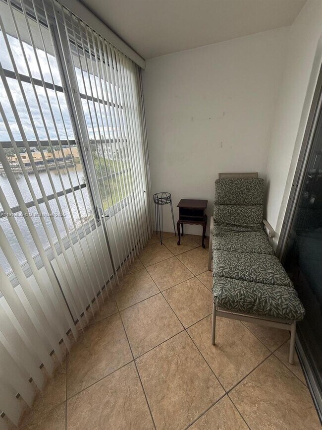 Building Photo - 8220 Sunrise Lakes Blvd