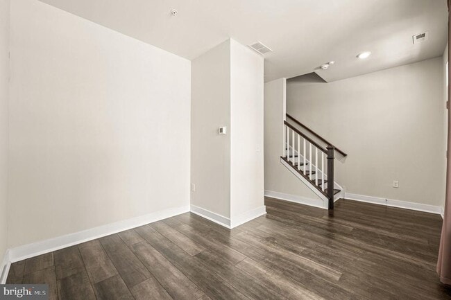 Building Photo - 127 Gaslight Aly