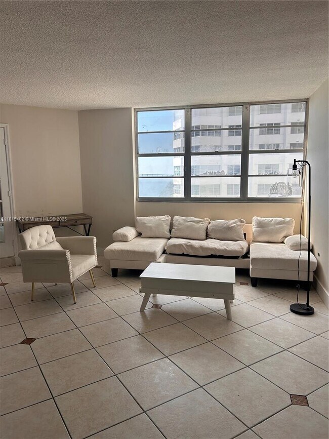 Building Photo - 801 Brickell Bay Dr