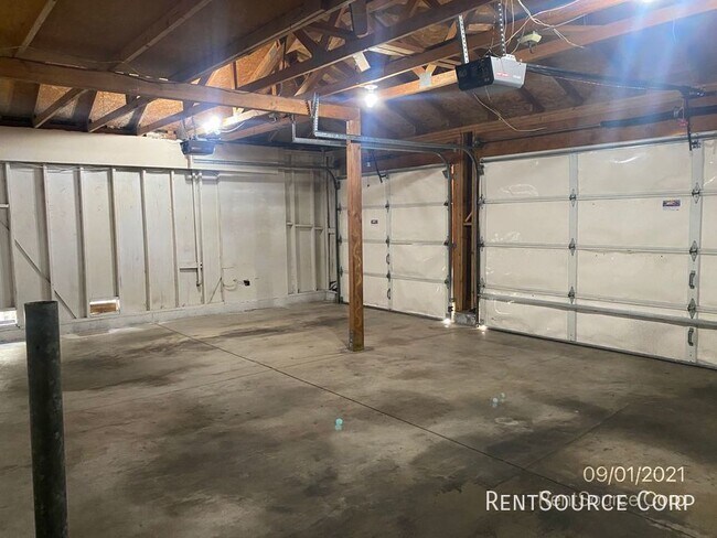 Building Photo - 4 Bedroom ~ 2 Bath Home for Rent in Palmdale