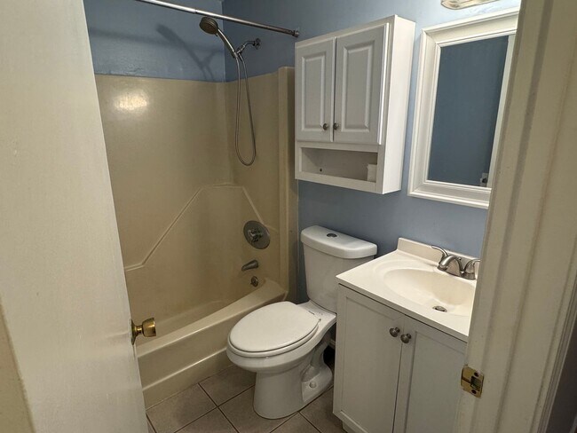 Building Photo - 2 Bedroom Condo for Rent - Tyngsboro