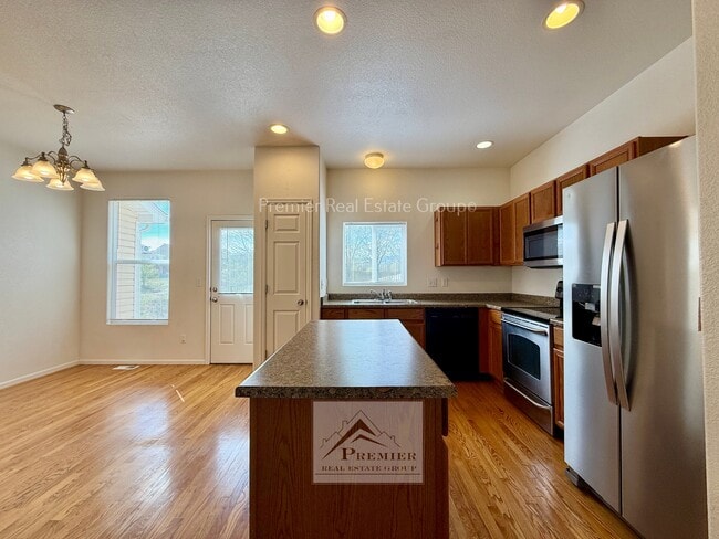 Building Photo - 7920 Sandy Springs Point