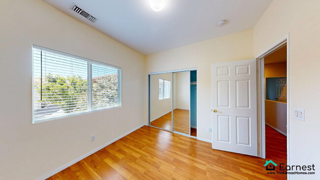 Building Photo - Bright & Stylish 4BR Townhouse with Privat...