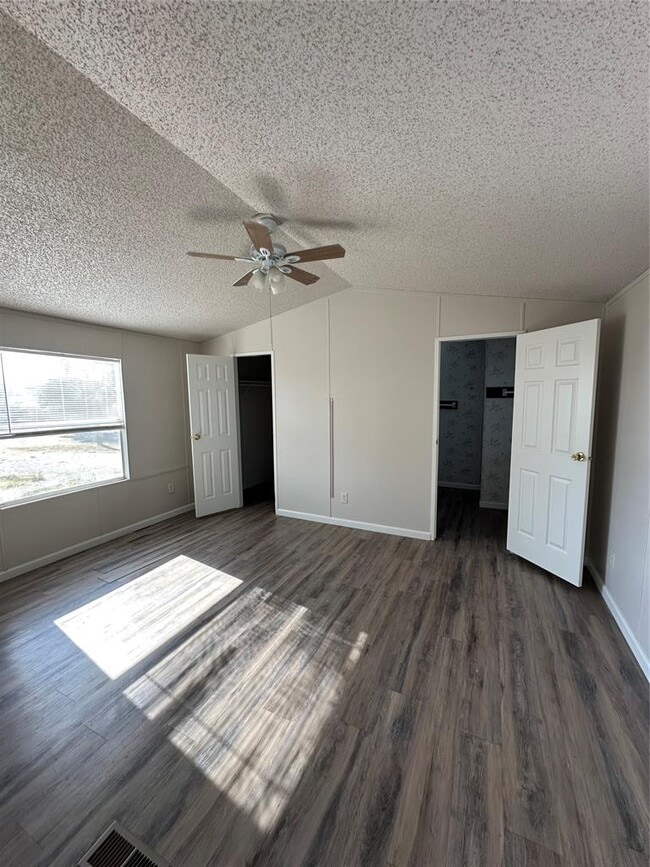 Building Photo - 530 Opal Ln