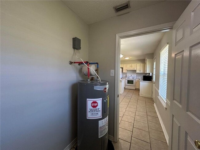 Building Photo - 6626 Woodside Ct E