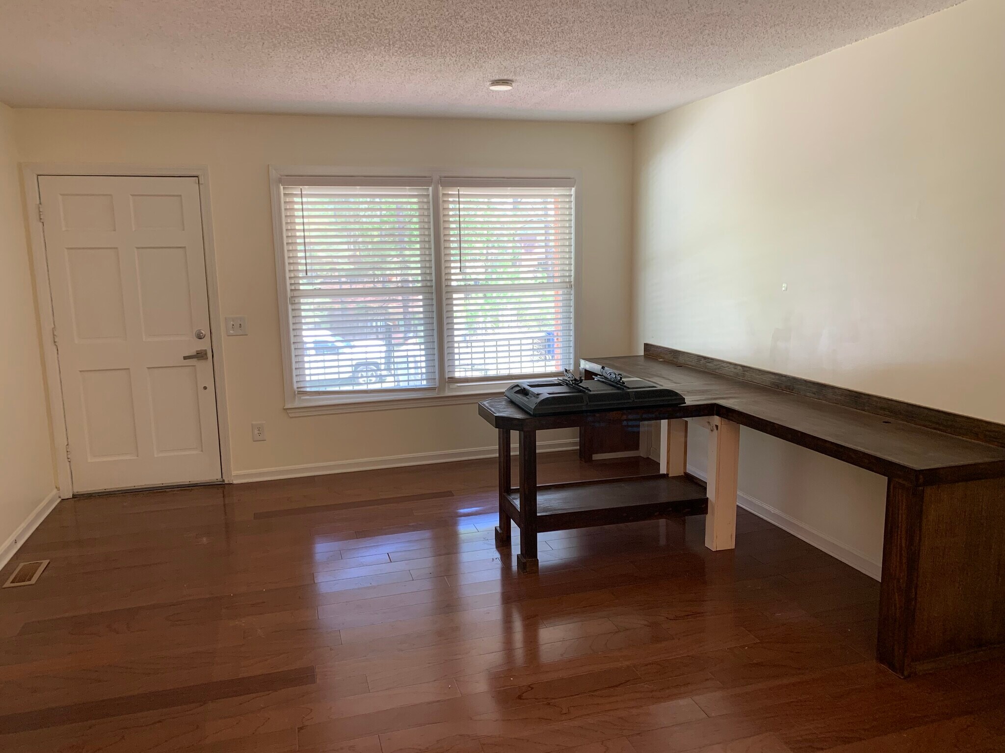 Building Photo - 207 McLeod Dr