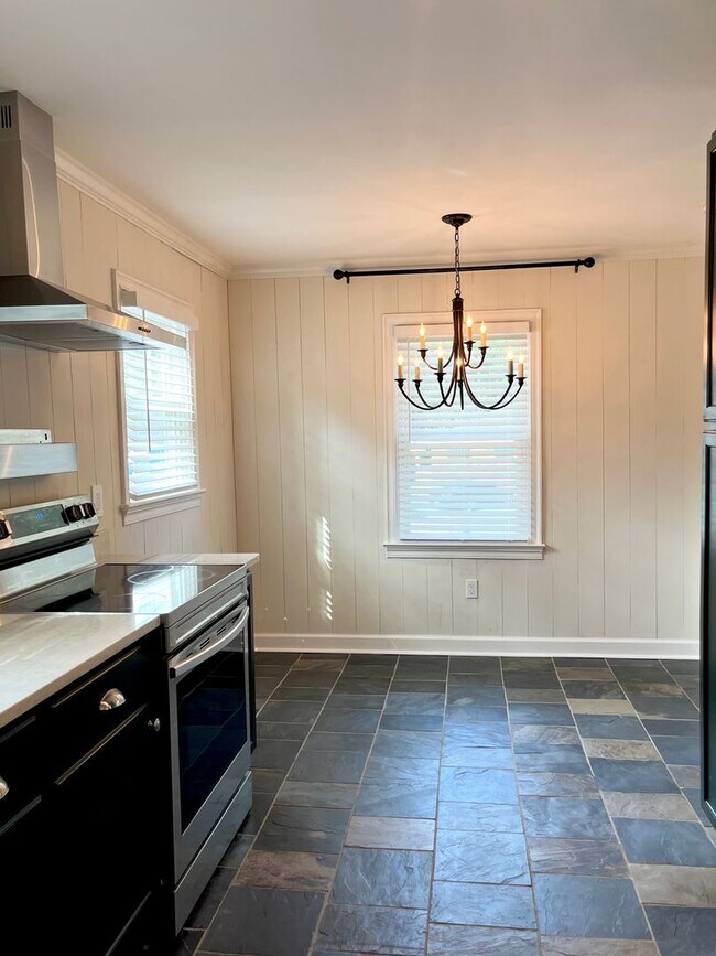 Building Photo - Two Bed, One Bath Home near Daffin Park
