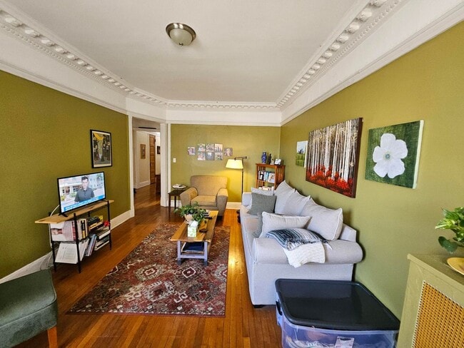 Building Photo - 817 W Belle Plaine Ave