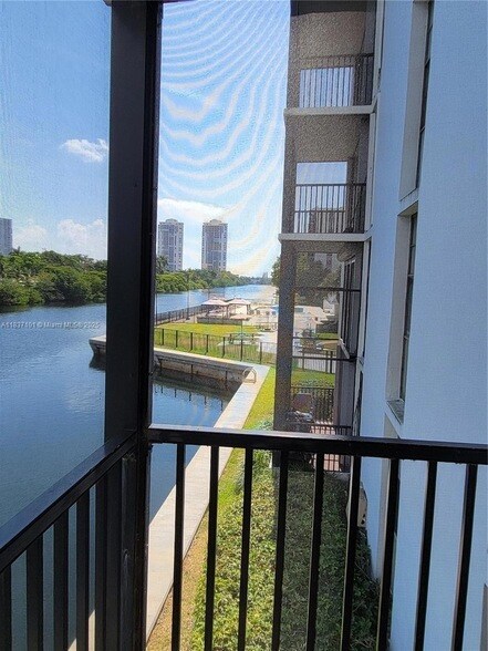 Building Photo - 3401 N Country Club Dr