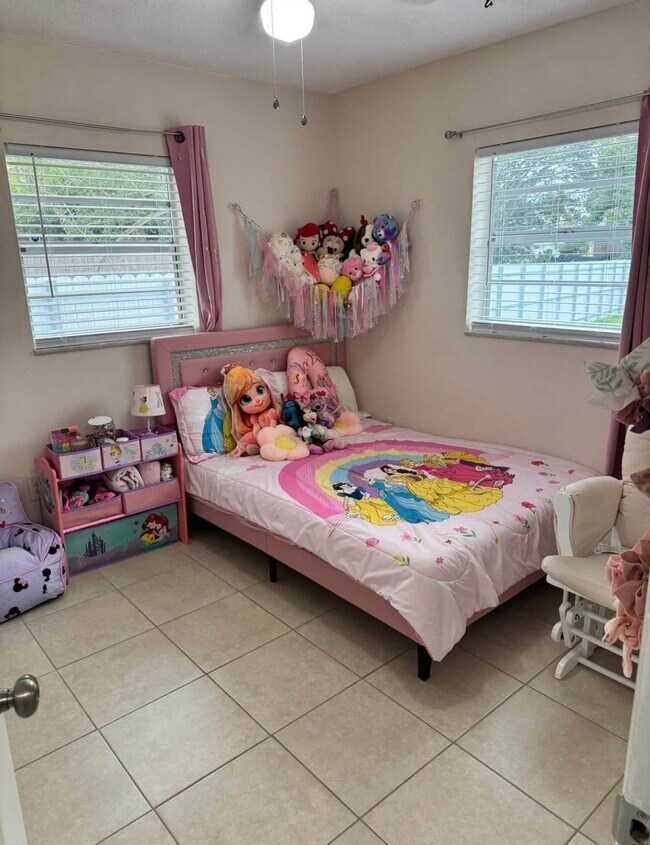 Building Photo - 748 Altura St