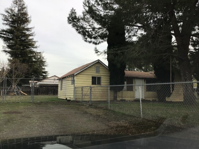 Building Photo - Move In Special 1/2 off 1st month