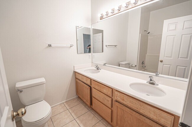 Building Photo - 4 Bedroom Oaklane Townhome in Santa Clarita!