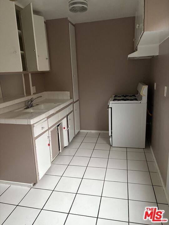 Building Photo - 961 S Kenmore Ave