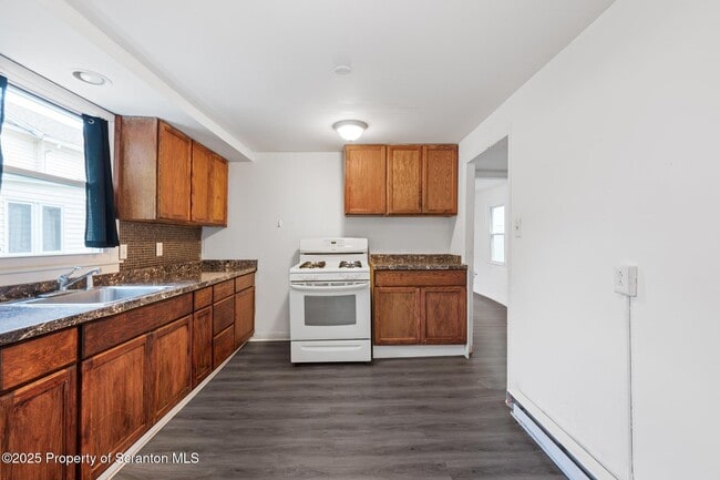 Building Photo - 121 Throop St