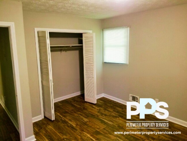 Building Photo - 6999 Knollwood Dr