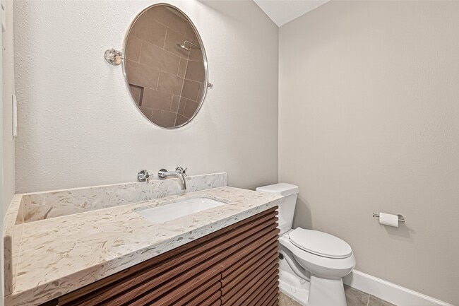 Building Photo - 1611 Drexel Dr