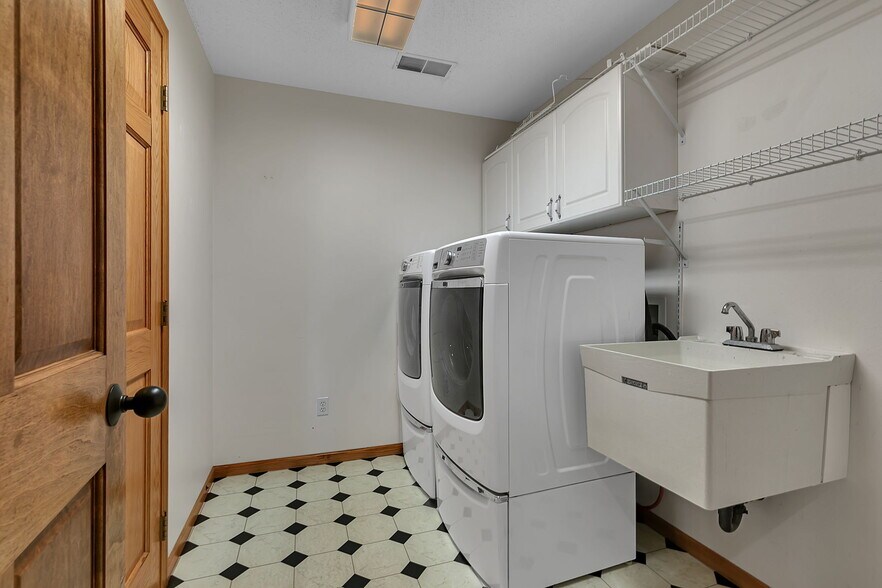 Building Photo - 1419 Hillside Ct