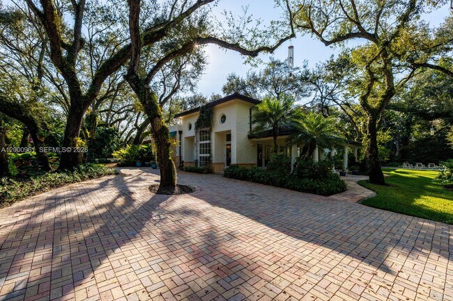 Building Photo - 10100 Lakeside Dr