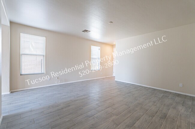 Building Photo - 4923 E Chickweed Dr