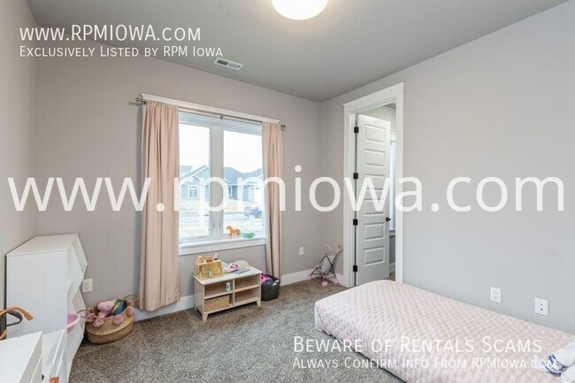 Building Photo - ZERO ENTRY EXECUTIVE RANCH!! 3 Bedroom, 2 ...