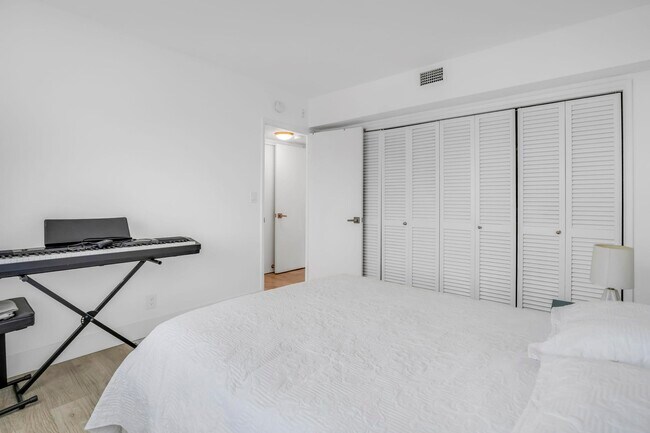 Building Photo - 2800 N Palm Aire Dr