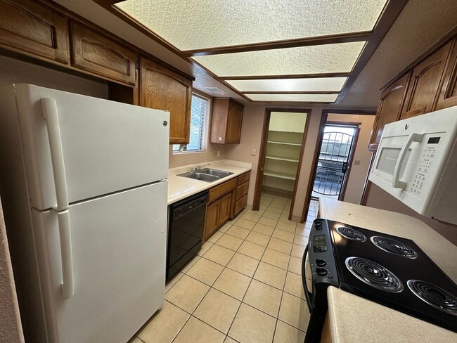 Building Photo - Cute 2 bedroom, 2 bathroom home with firep...