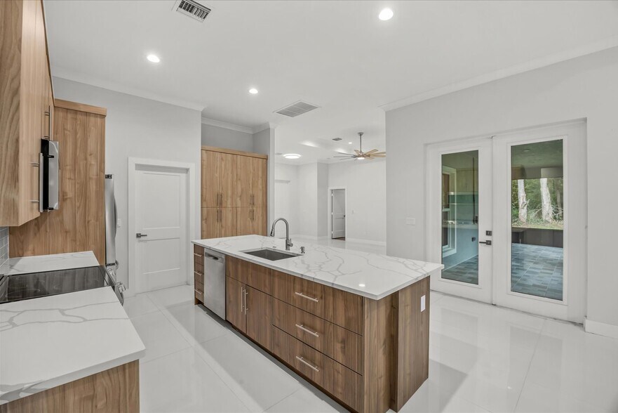 Building Photo - 419 SW Namoit Pl