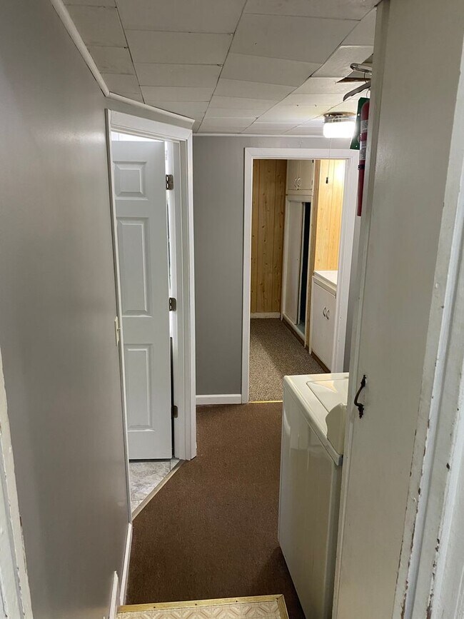 Building Photo - 2 BEDROOM LAKE HOUSE!