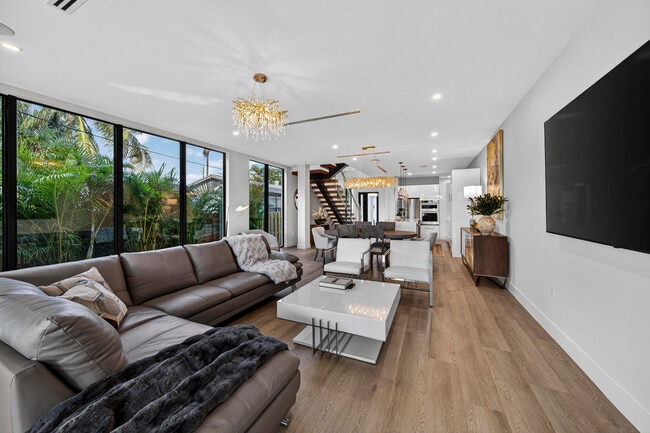 Building Photo - 1121 NE 17th Ave