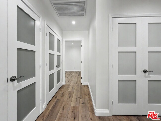 Building Photo - 5035 Zelzah Ave