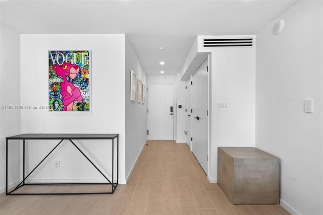 Building Photo - 2655 Collins Ave