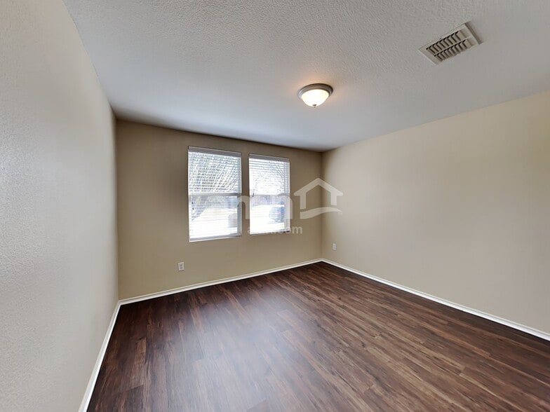 Building Photo - 1021 Bumble Bee Dr