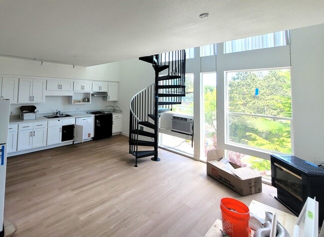 Building Photo - Updated Two Bedroom, Walk to Waterfront