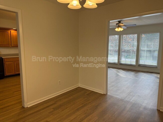 Building Photo - 11105 Lake Hills Dr