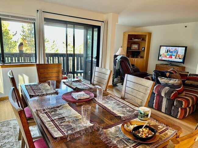 Building Photo - Adorable Condo - Perfect for Watching Suns...