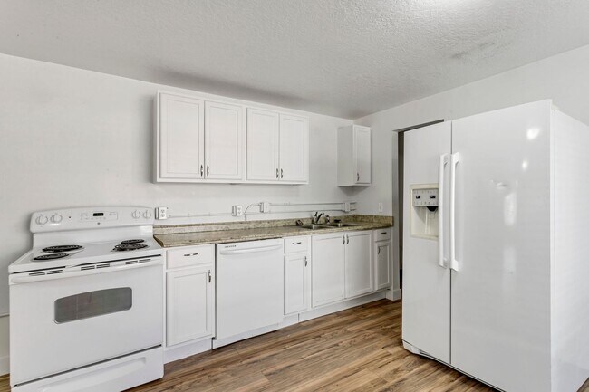 Building Photo - 13413 Minuteman Dr